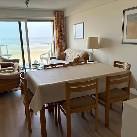 Apartment Seagull, Ruim En Volledig Vernieuwd Met Zeezicht In Westende *